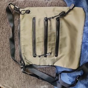 Green lightweight crossbody purse .gry88